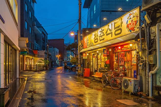 평범한 주택가 골목길 사이사이마다 숨겨진 맛집과 카페들이 있는 청파동(서울관광재단 제공)