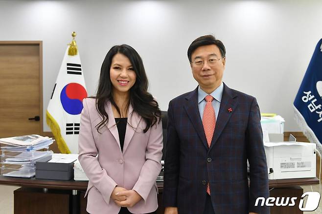 신상진 성남시장(오른쪽)과 찌릉 보톰랑세이 주한 캄보디아 대사.(성남시 제공)