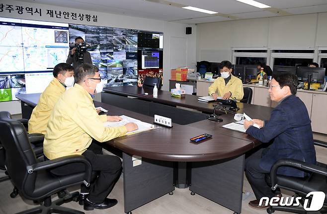 강기정 광주시장이 19일 오전 시청 재난안전상황실을 방문해 대설주의보 관련 도로상황을 보고 받은 후 관계자에게 시민안전을 위해 최선을 다해 주길 당부하고 있다.(광주시 제공)2022.12.19/뉴스1 ⓒ News1