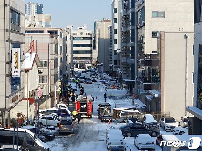 (광주=뉴스1) 이수민 기자 = 19일 낮 12시31분쯤 광주 서구 치평동 한 6층 규모 건물에서 5층 바닥에 균열이 있어 무너질 것 같다는 내용의 신고가 접수된 가운데 소방당국이 긴급 조치하고 있다. 2022.12.19/뉴스1