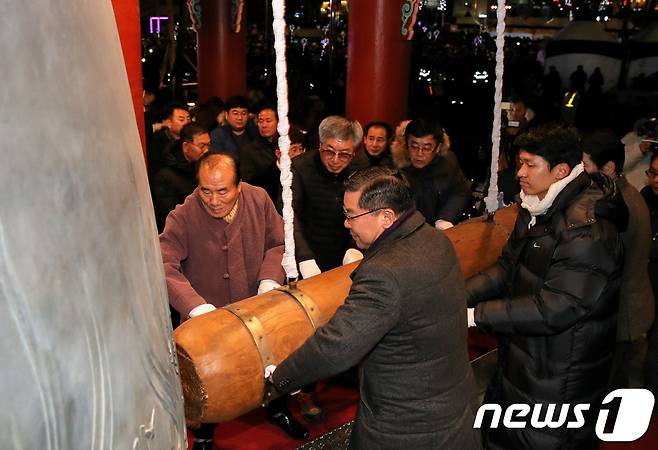 장휘국 광주시교육감이 1일 새벽 광주 동구 금남로 5·18민주광장에서 열린 '전라도 천년맞이 타종식'에 참석해 광주·전남·북 시·도지사, 시·도민 대표들과 자정을 기해 새해 타종을 함께하고 있다. 총 33번 종소리가 광주전·남북에 울려퍼졌다. 장 교육감은 타종이 끝나고 국립아시아문화전당 앞에 설치된 '광주문', '전남문', '전북문'을 도는 1000m가래떡 나눔 행사에 시민들과 함께 참여했다.(광주시교육청 제공)2018.1.1/뉴스1 ⓒ News1 박준배 기자