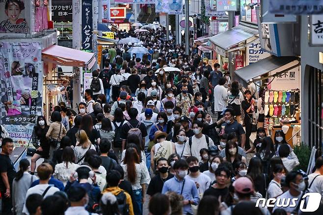 지난 9월23일(현지시간) 사람들이 도쿄의 하라주쿠 다케시타 거리를 걷고 있다. ⓒ AFP=뉴스1