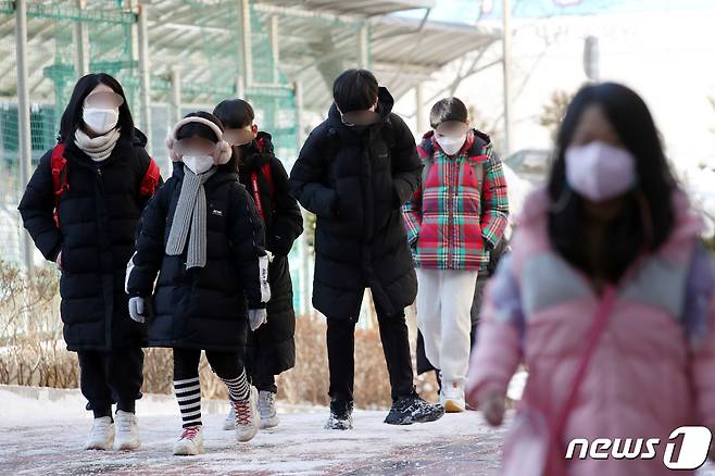 19일 오전 광주 북구 양산동 한 초등학교 앞에서 학생들이 등교하고 있다. 이날 해당 학교는 폭설로 등교 시간을 1시간 연장했다. 2022.12.19/뉴스1 ⓒ News1 정다움 기자