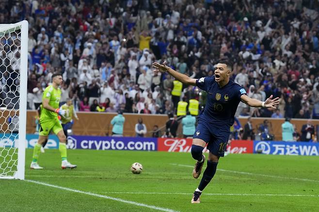 France's Kylian Mbappe celebrates scoring from the penalty spot his side's third goal during the World Cup final soccer match between Argentina and France at the Lusail Stadium in Lusail, Qatar, Sunday, Dec. 18, 2022. (AP Photo/Natacha Pisarenko)<저작권자(c) 연합뉴스, 무단 전재-재배포 금지>