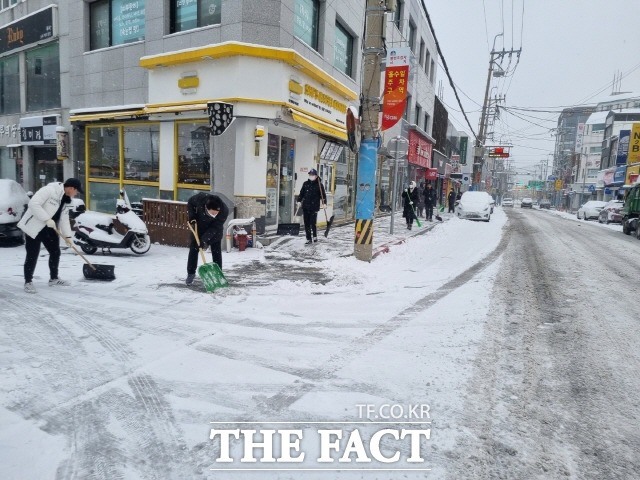 해남읍 상가 주변 제설작업 현장/해남군 제공