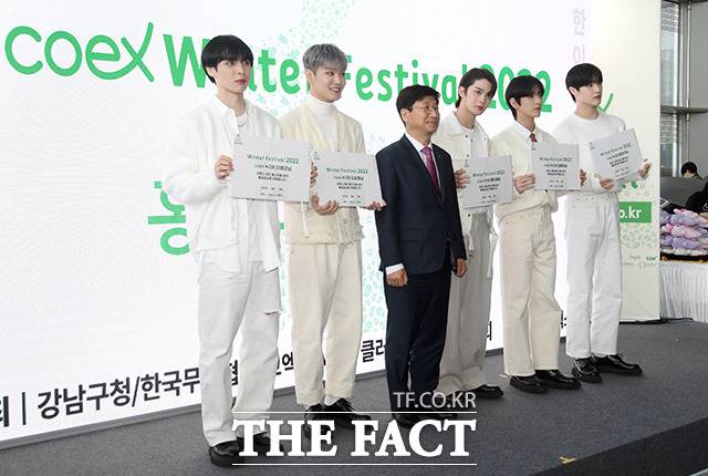 이동기 사장과 기념촬영하는 홍보대사 CIX의 멤버들.