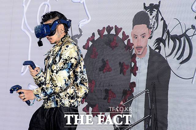 염 작가가 3D 라이브 드로잉으로 선보인 2022년.