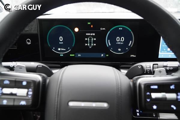 시동을 걸면 계기판 오른쪽 하이브리드 차징을 나타내는 것 이외에 모든 것이 가솔린과 동일하다