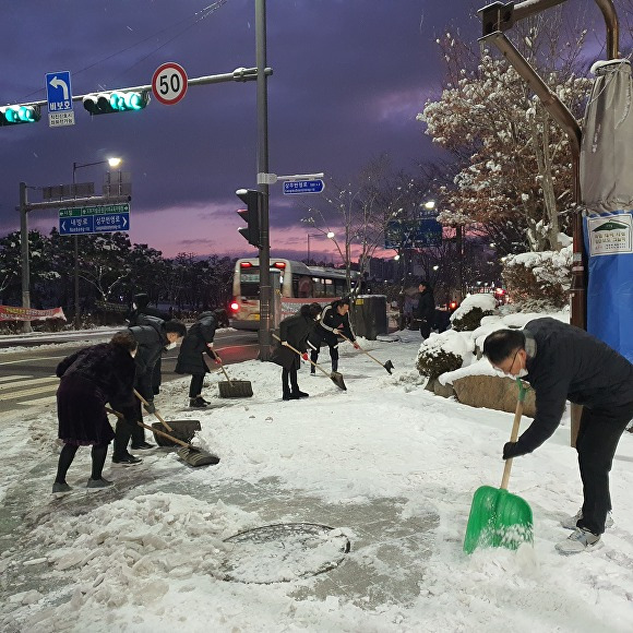 광주광역시 자치구 전 직원이 이면도로와 골목길에서 눈을 치우고 있다. [사진=광주시]