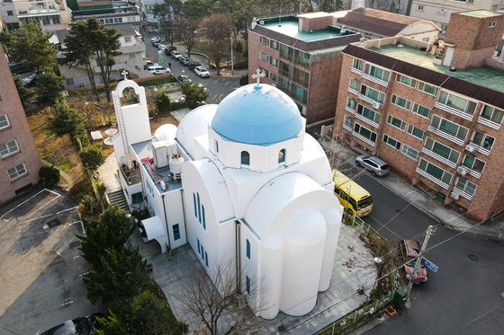 울산광역시 동구 방어동 주택가 한복판에 자리한 그리스풍 건물은 정교회 건물로, 정식 이름은 울산 성 디오니시오스 성당이다. 2005년 축성했다. 최승표 기자