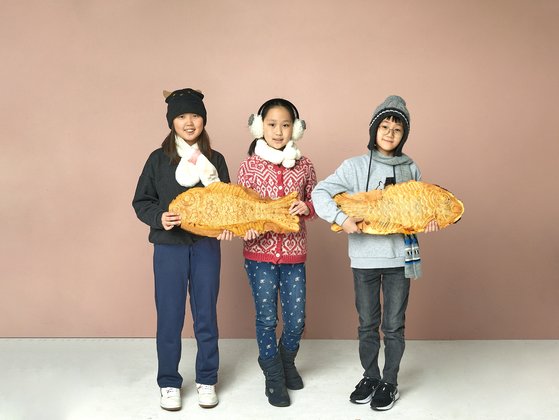 직접 붕어빵을 만들기 위해 참고용 붕어빵을 맛본 나예현·박시오·권도준(왼쪽부터) 학생기자가 대왕 잉어빵을 들어 보였다.