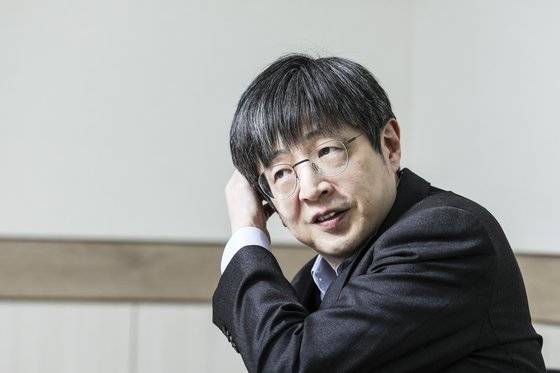 김진수 전 서울대 교수가 14일 오후 서울 관악구 낙성대R&D센터에서 중앙일보와 인터뷰하고 있다. 김경록 기자