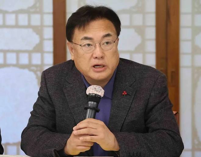 People Power Party Emergency Response Committee Chair Chung Jin-suk speaks in the sixth meeting of senior government and ruling party representatives at the prime minister’s residence in Samcheong-dong, Seoul on December 18. Yonhap News