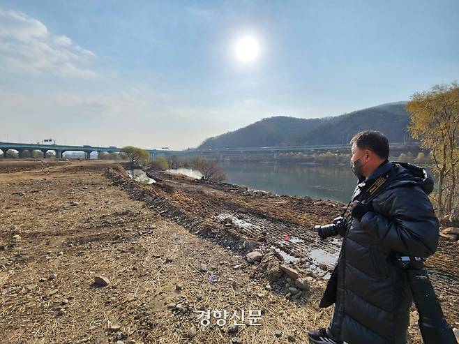 지난 7일 정수근 대구환경운동연합 생태보존국장이 대구 북구청의 파크골프장 조성 공사로 파헤쳐진 금호강 천변을 둘러보고 있다. 김기범 기자