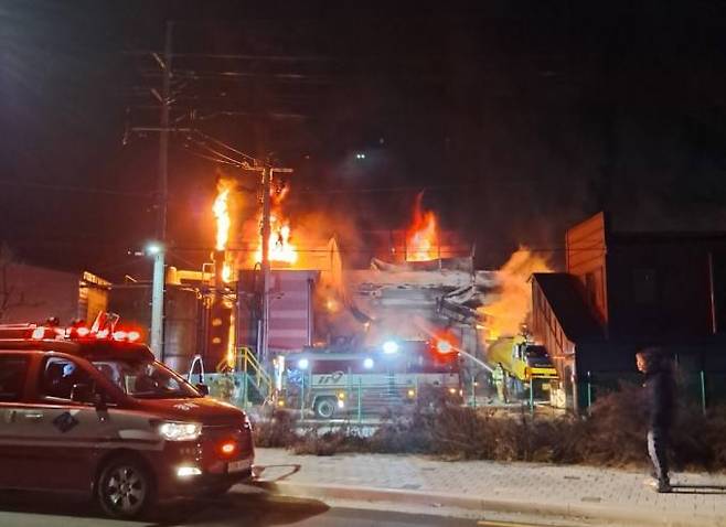 19일 오후 7시 40분께 경북 경산시 진량읍 폐기물재활용 공장에서 불이 나 소방당국이 진화에 나섰다. (경북소방본부 제공) 2022.12.19