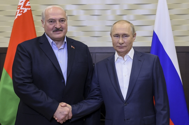 알렉산드르 루카셴코(왼쪽) 벨라루스 대통령과 블라디미르 푸틴 러시아 대통령이 악수하고 있다. AP뉴시스