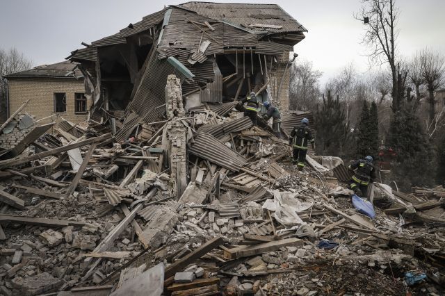 지난달 23일 우크라이나 자포리자의 한 병원에 러시아가 공습해 병동이 무너져 내렸다. AP연합뉴스