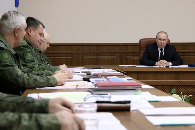 17일(현지시간) 블라디미르 푸틴 러시아 대통령이 우크라이나 '군사작전'에 관한 보고를 군사령부에서 듣고 있다. AP뉴시스