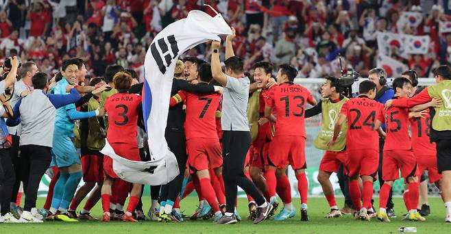 포르투갈을 2-1로 꺾고 카타르월드컵 16강 진출에 성공한 한국 축구대표팀. /사진= 뉴스1