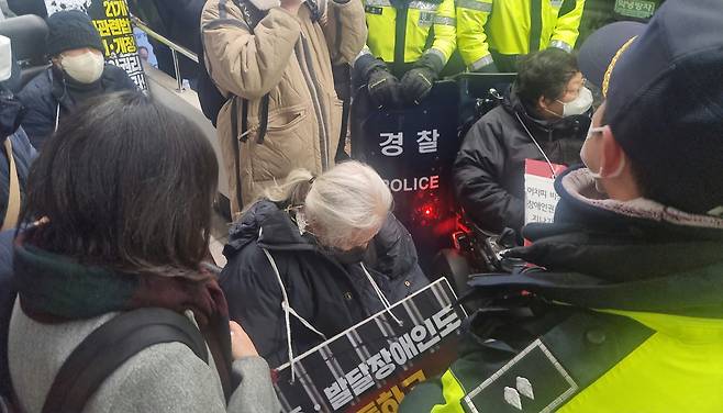 19일 오전 9시께 서울지하철 1호선 용산역에서 전국장애인차별철폐연대(전장연)가 기습 시위 중이다. 김빛나 기자