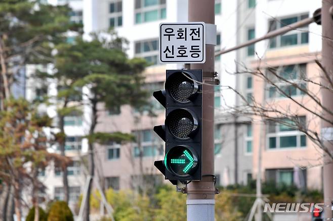 [나주=뉴시스] 이영주 기자 = 16일 오후 전남 나주시 혁신도시 내 한 사거리에서 우회전 신호등이 우회전 신호를 지시하고 있다. 2022.12.17. leeyj2578@newsis.com