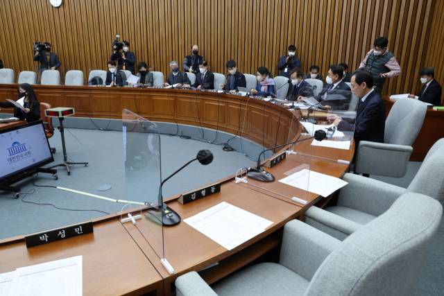 ▲19일 국회에서 열린 '이태원 참사' 국정조사 특별위원회 전체회의에서 우상호 위원장이 국민의힘 의원들이 불참한 가운데 회의를 주재하고 있다. ⓒ연합뉴스