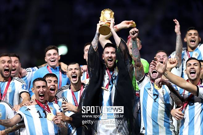 ▲ 비슈트를 입고 트로피를 들어올린 리오넬 메시.