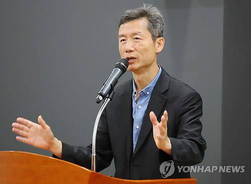 북한인권 국제대회서 기조연설하는 김영환  2018년 5월 31일 서울 종로구 서울글로벌센터 국제회의장에서 열린 2018 북한인권 국제대회에서 '강철서신'의 저자 김영환 준비하는미래 대표가 '북한의 변화와 북한인권운동의 방향'에 대해 기조연설을 하고 있다.
 [연합뉴스 자료사진. 재판매 및 DB 금지]