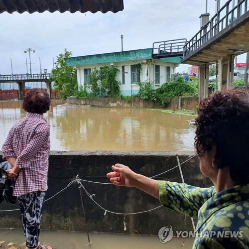 집중호우로 군산 경포천 범람 우려하는 주민들 [연합뉴스 자료사진]