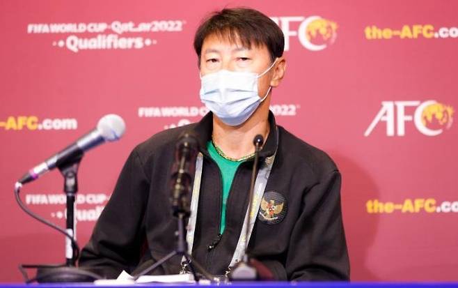 인터뷰하는 인니 축구대표팀 신태용 감독 [인도네시아 축구협회 홈페이지 캡처. 재판매 및 DB 금지] photo@yna.co.kr