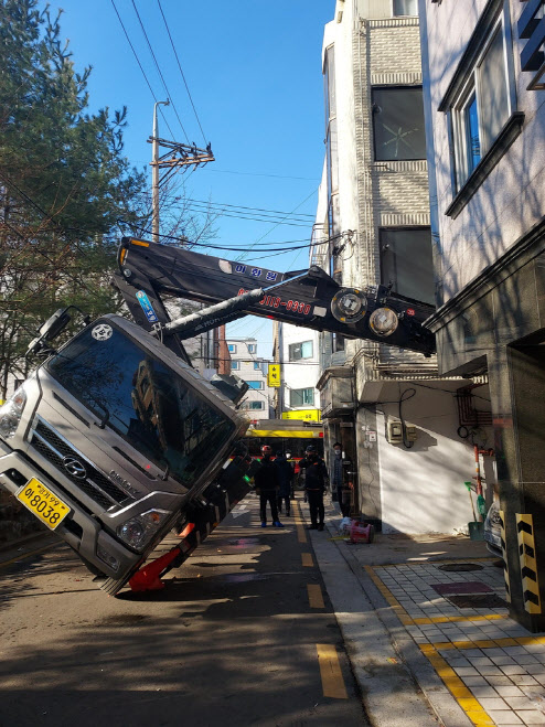 쓰러진 고소작업차(사진=연합뉴스).