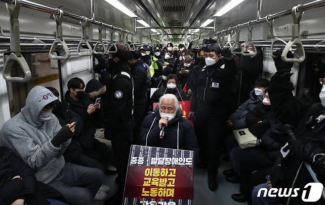 박경석 전장연 대표가 광화문역에서 장애인 권리 예산 보장을 촉구하는 지하철 탑승 선전전을 하고 있다. 2022.12.20/뉴스1 ⓒ News1 김민지 기자