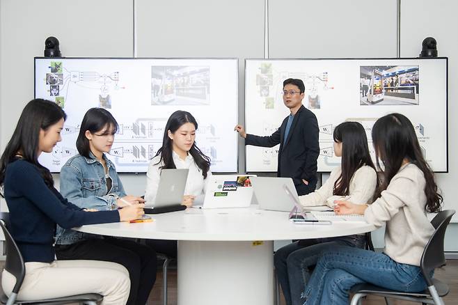 이화여대 인공지능전공 민동보 교수와 AI 융합학부 학생들이 ECC 첨단강의실에서 토론수업을 진행하고 있다.   /이화여대 제공