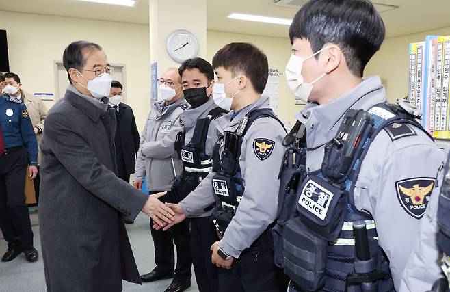 한덕수 국무총리(왼쪽)가 20일 오후 연말연시 비상근무기관 현장방문으로 세종남부경찰서 아름지구대를 방문해 근무자들을 격려하고 있다./연합뉴스