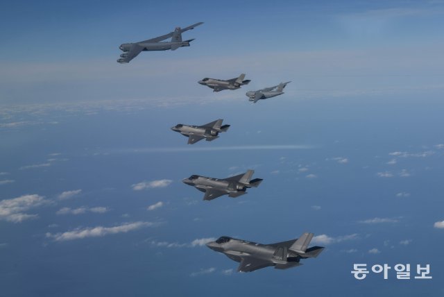 20일 한미 연합공군훈련을 위해 한반도 인근에 전개한 美 B-52H, C-17과 한국 공군의 F-35A가 함께 비행하고 있다. 국방부 제공