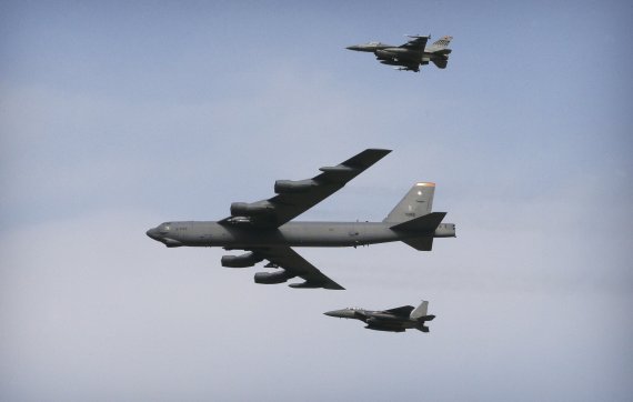 핵미사일로 무장한 미국의 전력자산인 B-52 장거리 폭격기가 우리 공군 F-15K 2대와 주한 미 공군 F-16 2대 등 4대의 전투기 호위를 받으면서 저공으로 10일 오산 상공을 비행하고 있다. B-52는 미국의 핵심전력 중 하나로 북한의 지하시설까지 타격할 수 있는 가공할 무기라는 평가를 받는다. 사진=뉴시스