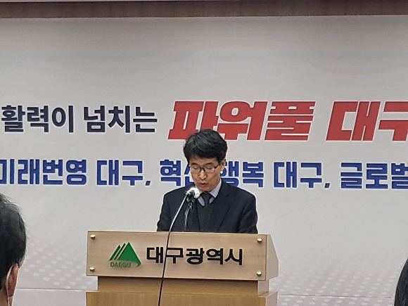 정의관 대구시 경제국장이 20일 대구농수축산물유통공사 설립과 관련해 기자설명회를 갖고 있다. [사진=이창재 기자]