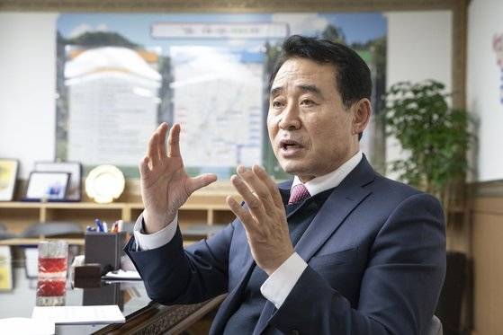 백영현 포천시장이 지난 14일 포천시청 시장실에서 중앙일보와 인터뷰 하고 있다. 사진 포천시