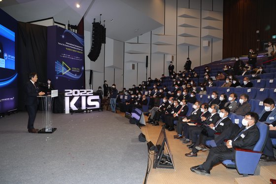 서울대와 한국과학기술원(KAIST), 중앙일보가 주최하고, 서울대가 주관한 '혁신창업국가 대한민국' 국제심포지엄이 20일 서울대 관악캠퍼스 문화관에서 열렸다. 이날 홍석현 중앙홀딩스 회장이 환영사를 하고 있다. 김상선 기자