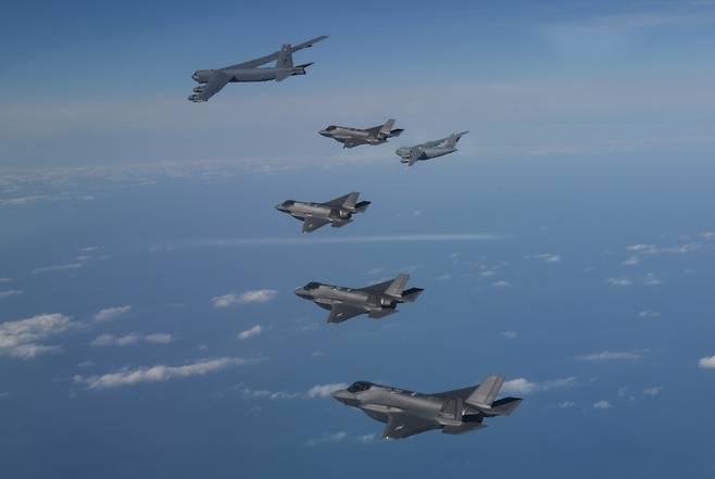 Joint air drills involving Korean and US bombers and fighters take place Tuesday. (Ministry of National Defense)