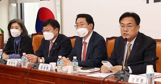 국민의힘 정진석 비상대책위원장이 19일 오전 서울 여의도 국회에서 기자회견을 열고 차기 당 대표와 최고위원을 선출할 때 당원 선거인단 투표 100%를 적용하는 내용의 당헌·당규 개정안을 비상대책위원회의에서 만장일치로 의결했다고 밝히고 있다 / 사진 = 연합뉴스