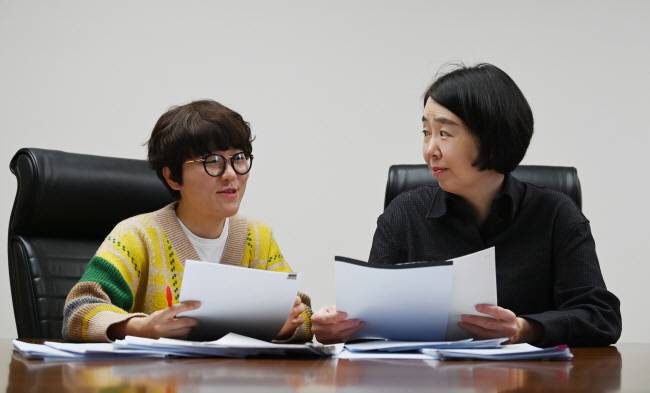 동화 심사를 맡은 강정연(왼쪽) 작가와 김지은 평론가.  박윤슬 기자