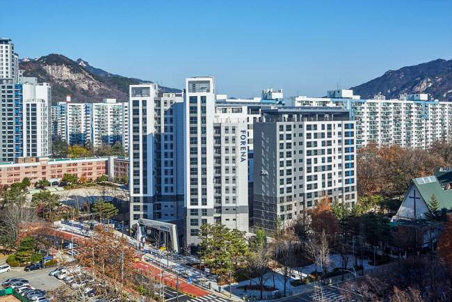 올해 상반기까지 고공행진하던 부동산 시장은 금리 인상과 물가 상승, 경기 침체가 겹치면서 하반기 들어 전국 집값과 수익형 부동산 가격이 큰 폭으로 하락하는 등 급랭했다. 서울 노원구의 한 아파트단지 모습. 한화건설 제공