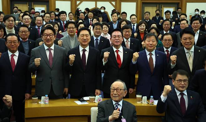 국민의힘 친윤(친윤석열)계 의원들이 주축이 된 공부 모임 '국민공감'이 7일 출범했다. 사진은 이날 오전 국회 의원회관에서 열린 출범 기념 첫 모임에서 권성동·장제원 의원 등 참석자들이 기념촬영을 하고 있다. [연합]