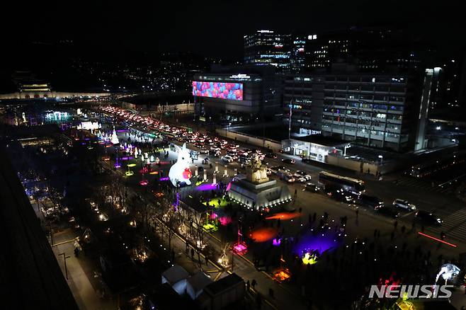 [서울=뉴시스] 백동현 기자 = 19일 밤 서울 종로구 광화문광장에서 2022 서울 빛초롱과 서울라이트 광화가 동시에 개최되고 있다. 서울 빛초롱과 서울라이트 광화는 이날부터 31일까지 13일간 진행되며 광화문광장 마켓도 함께 열린다. 관람시간은 매일 저녁 6시부터 10시까지이다. 2022.12.19. livertrent@newsis.com