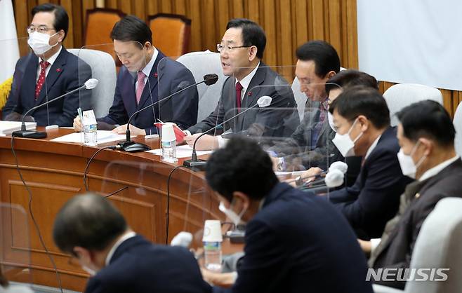 [서울=뉴시스] 이영환 기자 = 주호영 국민의힘 원내대표가 20일 오전 서울 여의도 국회에서 열린 원내대책회의에 참석해 발언을 하고 있다. 2022.12.20. 20hwan@newis.com