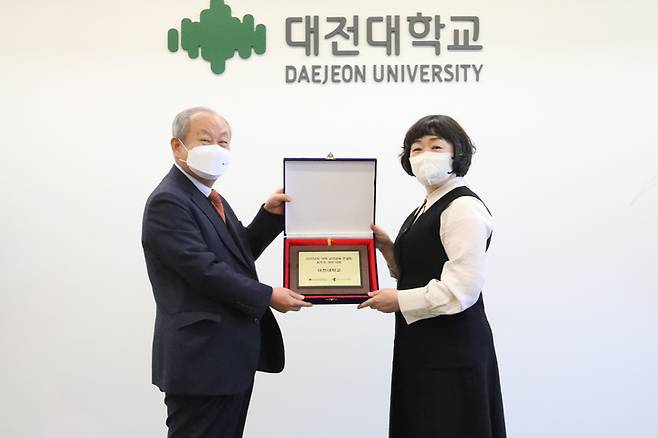 왼쪽부터 남상호 총장과  혜화리버럴아츠칼리지 안광숙 학장 *재판매 및 DB 금지