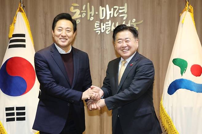 [제주=뉴시스] 20일 서울시장 집무실에서 만난 오세훈 서울시장과 오영훈 제주도지사가 기념촬영을 하고 있다. (사진=제주도 제공) 2022.12.20. photo@newsis.com *재판매 및 DB 금지