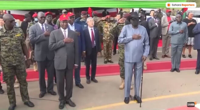 도로 기공식에 참석해 지팡이를 짚고 있는 살바 키르 남수단 대통령. SaharaTV 유튜브 캡처