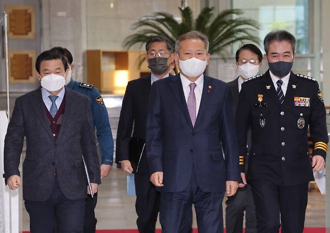 이상민 행정안전부 장관이 지난 19일 정부서울청사에서 경찰 조직·인사 제도 개선방안 브리핑을 하기 위해 브리핑실로 이동하고 있다. 왼쪽부터 김순호 경찰국장, 이상민 장관, 윤희근 경찰청장. 연합뉴스